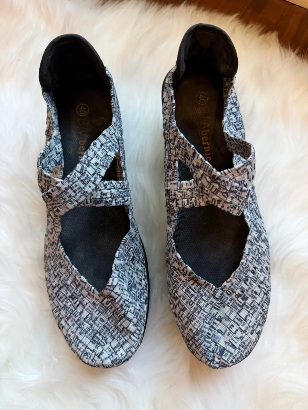 bernie mev. Lulia Newsprint Black White Woven Shoes wedge size 40